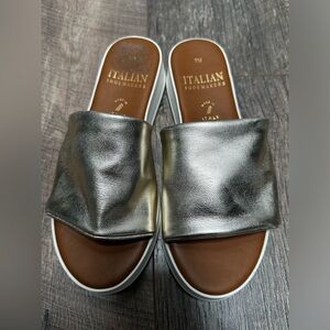 NWOT Ryley All Man Made Italian Shoemakers Women's Gold Slide Sandals Size 7M